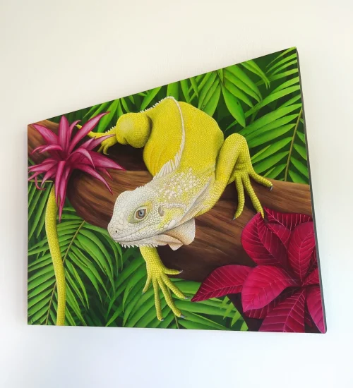 Peinture acrylique d'un iguane jaune sur une banche dans la jungle des forêts tropicales de taille 30x40 cm accroché sur un mur.