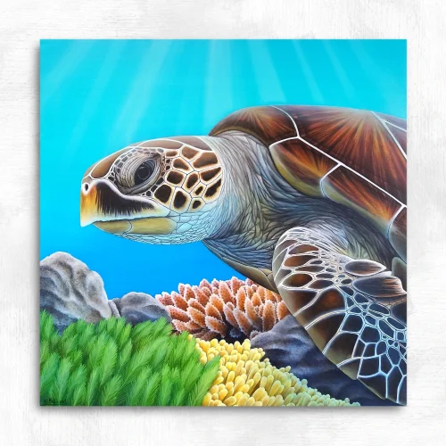Tableau d'une tortue de mer dans l'océan, au dessus des récifs exotiques colorés réalisé par l'artiste peintre pastelliste Aline Belliard en peinture acrylique sur bois.