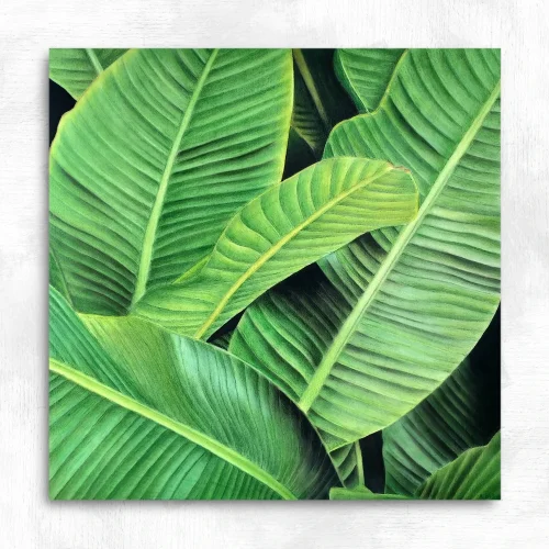 Tableau de feuillage de plantes tropicales de bananier réalisé par l'artiste peintre pastelliste Aline Belliard en peinture et pastels sur bois.