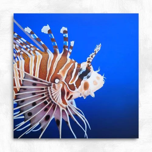 Tableau d'un poisson exotique rascasse volante réalisé par l'artiste peintre pastelliste Aline Belliard en peinture acrylique sur bois.